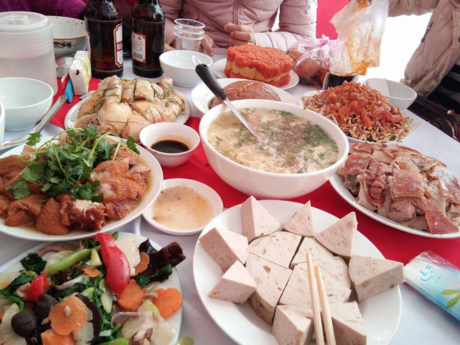 Cô nàng khoe đi ăn cưới cưới toàn đồ biển, dân mạng thi nhau chia sẻ mâm cỗ rồi đoán xem ai quê ở đâu